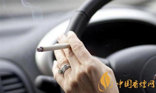 车内抽烟更易致癌，车内二手烟让车受伤