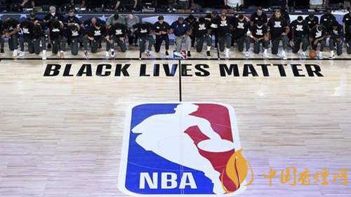 NBA球员集体下跪抗议