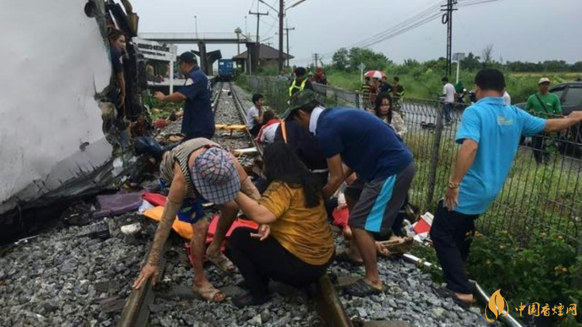 泰国一列火车与巴士相撞 疑似因天气原因导致